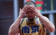 那不勒斯场边指挥情绪激动，拜仁队员怒摔水瓶的简单介绍