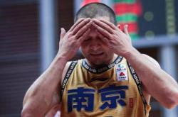 那不勒斯场边指挥情绪激动，拜仁队员怒摔水瓶的简单介绍