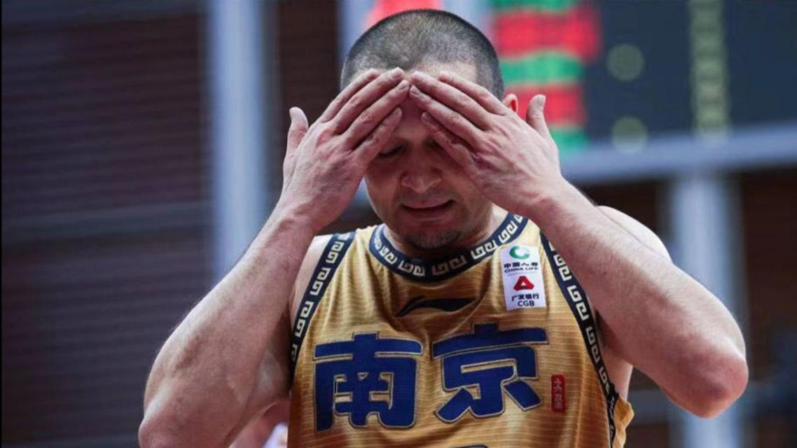那不勒斯场边指挥情绪激动，拜仁队员怒摔水瓶的简单介绍